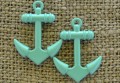 -0735 Zawieszka mała kotwica w kolorze miętowym