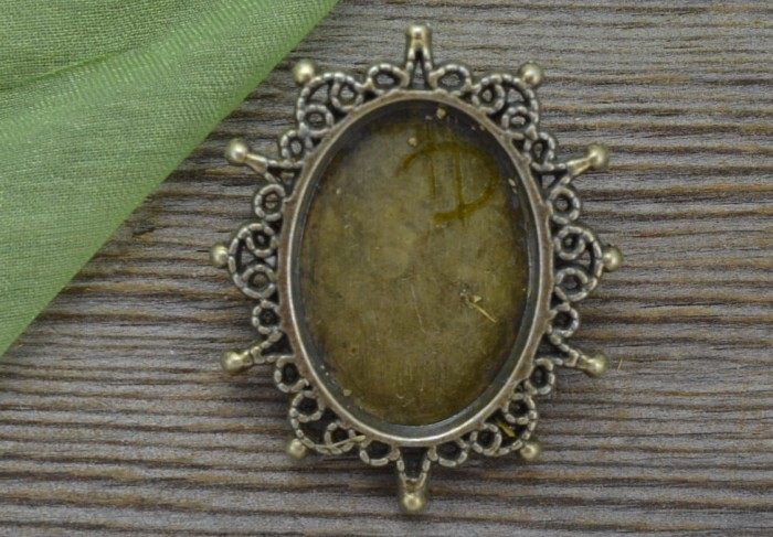 10244 Ozdobna baza broszki w kolorze brązu na kaboszon 25x18mm