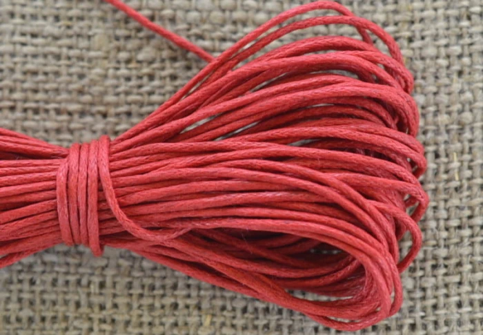 71713 Sznurek woskowany czerwony 1mm 7 metrów
