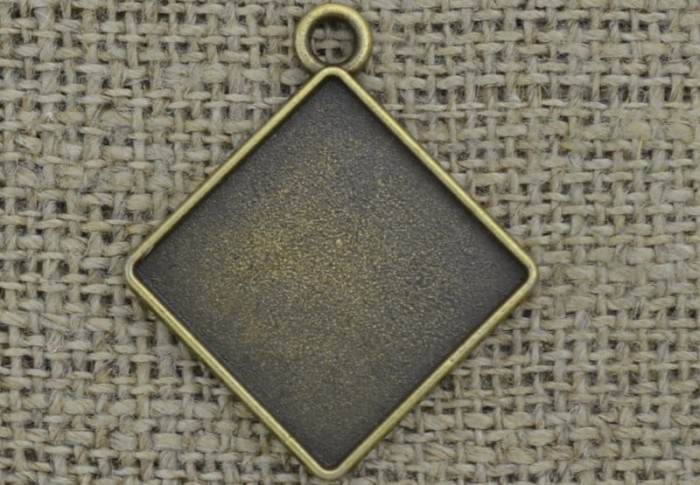  101109 Klasyczna baza medalionu w kolorze brązu na kaboszon kwadratowy 20mm 