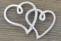 31286 Element ozdobny łącznik serduszka w kolorze srebrnym