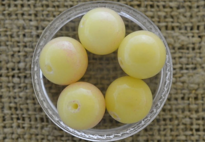 240509 Kamień naturalny jadeit 10mm kremowy