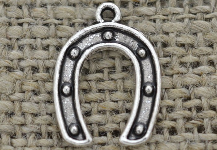 [307402] Zawieszka mała podkowa w kolorze srebrnym