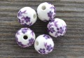 7605225 Koralik porcelanowy okrągły 14mm biały w fioletowe kwiatuszki