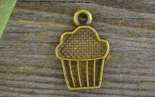 10704 Zawieszka mała muffinek w kolorze brązu 3szt 
