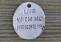 307234 Zawieszka mała owalna LIVE WITH NO REGRETS w kolorze srebrnym 2szt