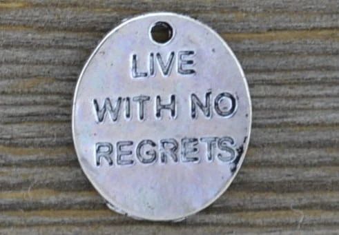 307234 Zawieszka mała owalna LIVE WITH NO REGRETS w kolorze srebrnym 2szt
