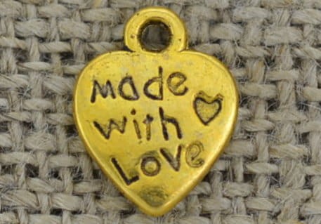 [207124] Zawieszka mała serduszko z napisem "made with love" w kolorze złotym