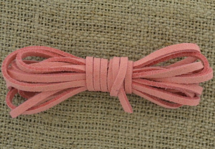 [737164] Rzemień zamszowy płaski 3*2mm w kolorze różowym 1m