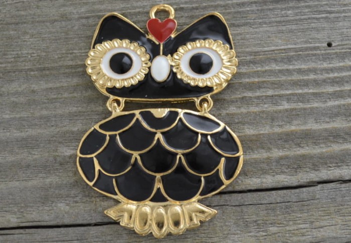 20824 Zawieszka duża sówka emaliowana czarna z wykończeniem w kolorze złotym