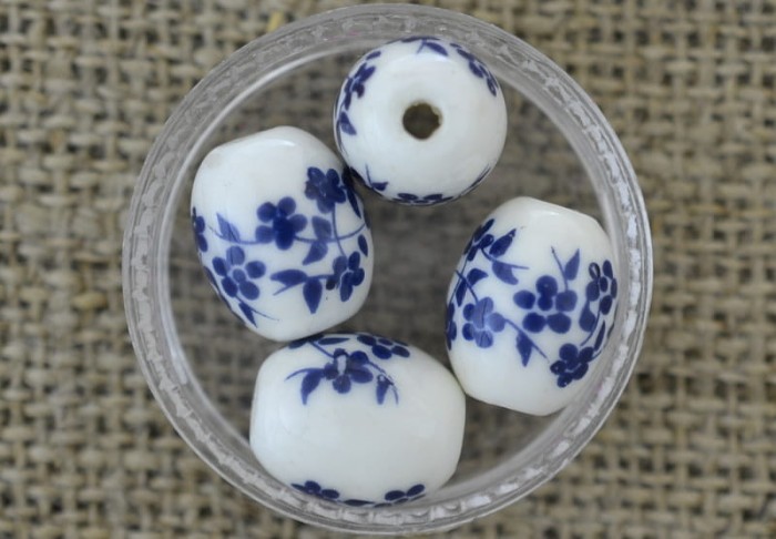 7605123 Koralik porcelanowy z grafitowym nadrukiem beczka 12*10mm