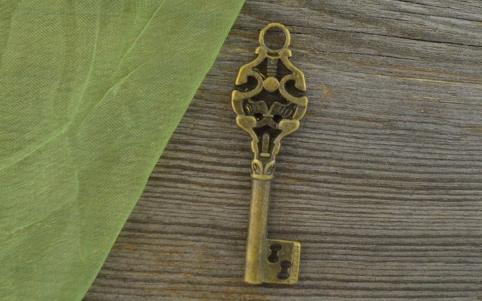 10801 Zawieszka duża klucz w kolorze brązu 