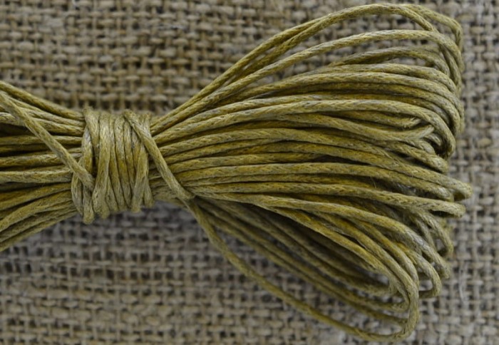 71783 Sznurek woskowany w kolorze zgniłej zieleni 1mm 7 metrów