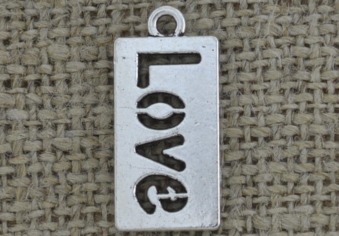 Zawieszka mała LOVE kolor srebrny 2szt