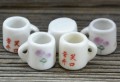 61428 Miniaturowy kubek ceramiczny różyczki na gałązce