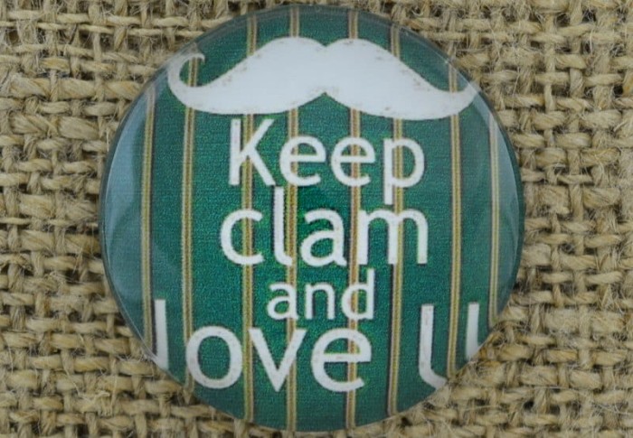 046269 Kaboszon szklany z napisem 25mm Keep clam