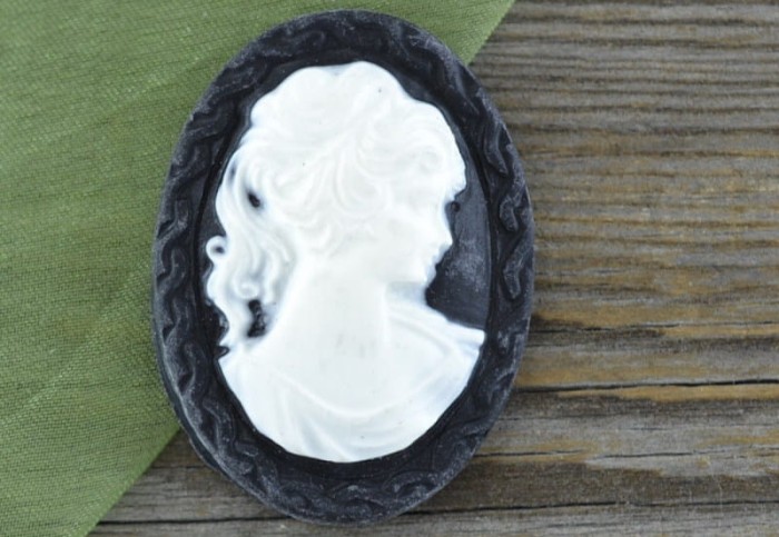 03614 Kamea z ozdobną ramką klasyczna biała na czarnym tle 30*40mm
