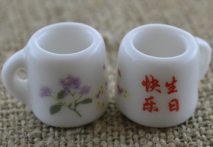 61473 Miniaturowy kubek ceramiczny kwiatki fioletowe