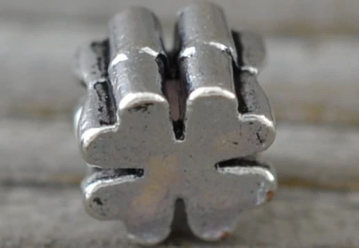 312104 Koralik modułowy koniczynka w kolorze srebrnym 2szt