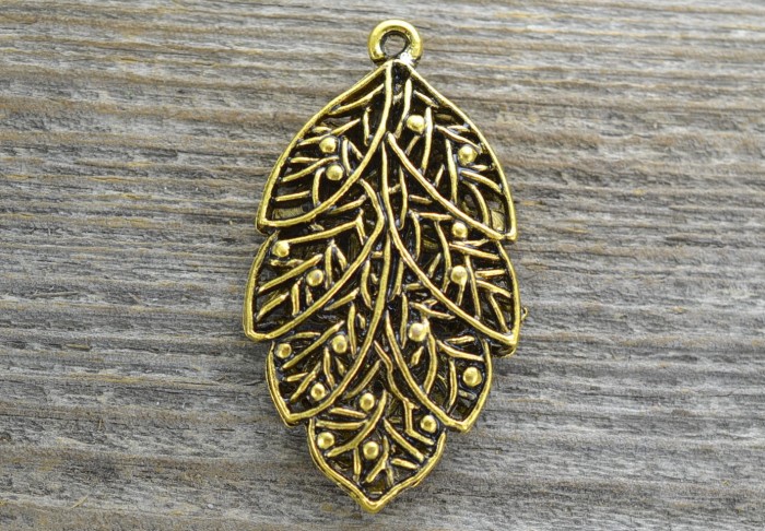 20823 Zawieszka duża ażurowy liść w kolorze złotym