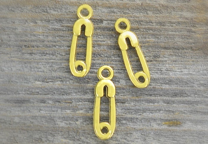 20739 Zawieszka mała agrafka w kolorze złotym 10szt