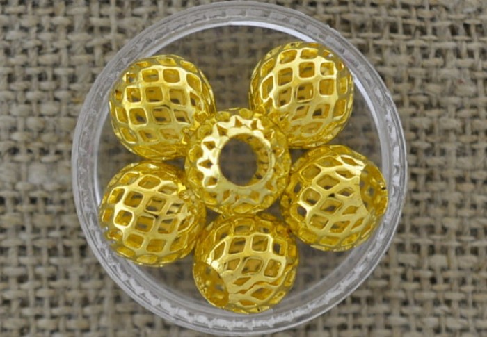 27146 Koralik ozdobny kula ażurowa 10mm w kolorze złotym