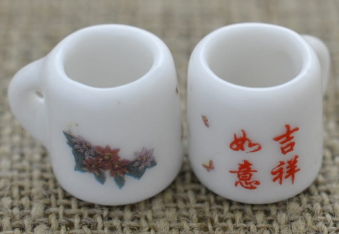 {614111} Miniaturowy kubek ceramiczny stroik i motyle