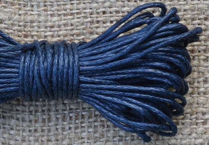  [717114] Sznurek woskowany ciemnogranatowy 1mm 7m