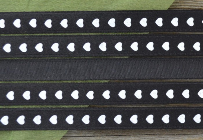 006649 Wstążka satynowa 10mm czarna w serduszka 2m
