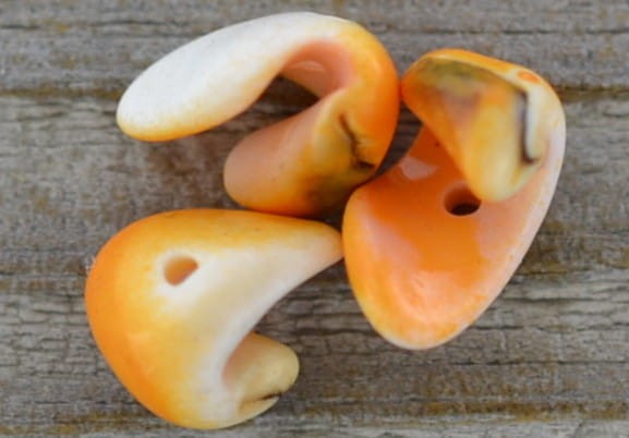 90926 Koralik z masy perłowej muszelka 8mm pomarańczowa