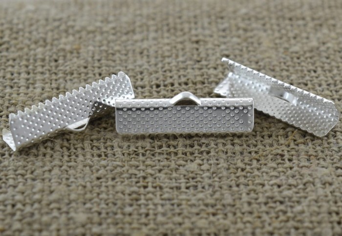 57189 Końcówka wstążki w kolorze srebra 25*7mm 4szt