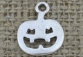 Zawieszka mała dynia halloween kolor srebra 2szt