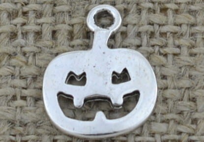 Zawieszka mała dynia halloween kolor srebra 2szt