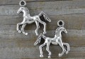 307351 Zawieszka mała konik w kolorze srebra 2szt