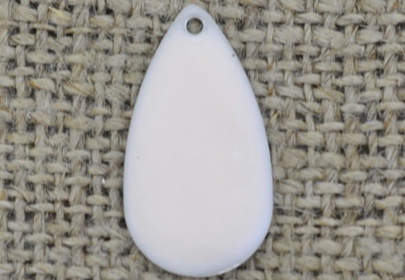 70737 Zawieszka emaliowana kropla w kolorze bladoróżowym