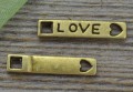 11266 Element ozdobny łącznik blaszka z napisem love w kolorze brązu 