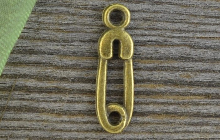 10702 Zawieszka mała agrafka w kolorze brązu 10szt