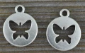30717 Zawieszka mała moneta z wyciętym motylkiem w kolorze srebra 2 szt