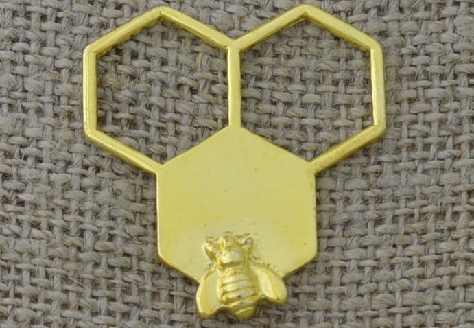 Element ozdobny plasterek miodu z pszczółką kolor złoty