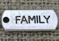 30759 Zawieszka mała z napisem FAMILY w kolorze srebrnym