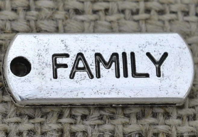30759 Zawieszka mała z napisem FAMILY w kolorze srebrnym