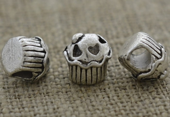 [312195] Koralik modułowy muffinek w kolorze srebrnym