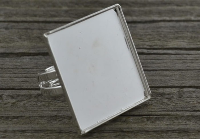 50313 Klasyczna baza pierścionka kwadratowa w kolorze srebra na kaboszon 25*25mm