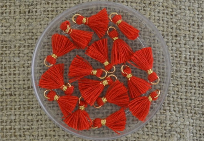 [207144] Zawieszka mała frędzel kolor czerwony