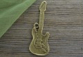10897 Zawieszka duża gitara w kolorze brązu