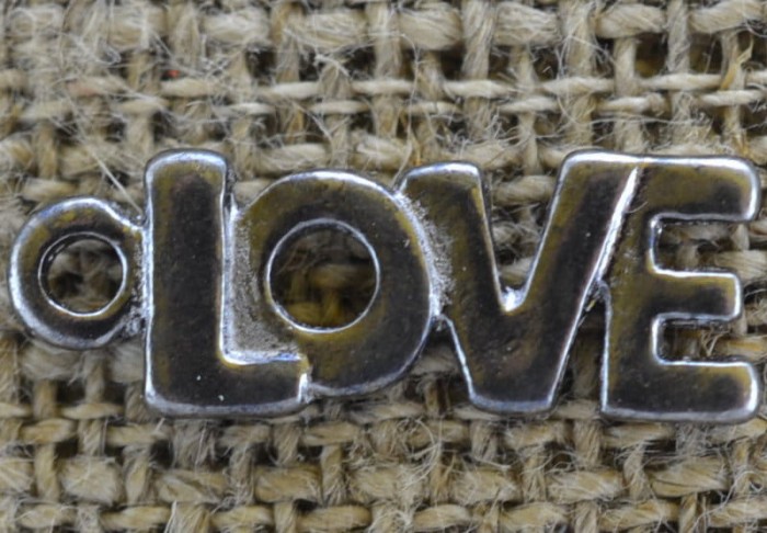 307260 Zawieszka mała LOVE w kolorze ciemnego srebra 3szt