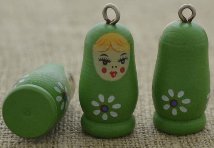 Zawieszka drewniana matrioszka zielona