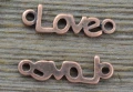 -1212 Element ozdobny łącznik love w kolorze miedzianym