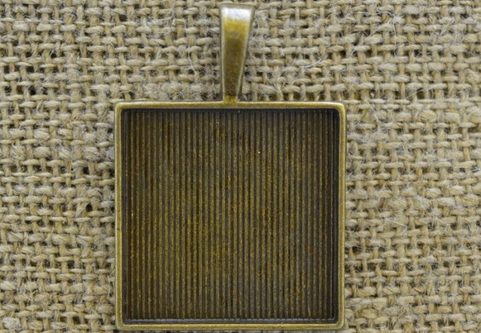 101173 Klasyczna baza medalionu w kolorze brązu na kaboszon 25*25mm