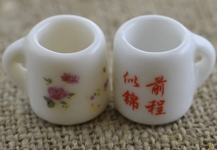 61471 Miniaturowy kubek ceramiczny kwiatki różowe